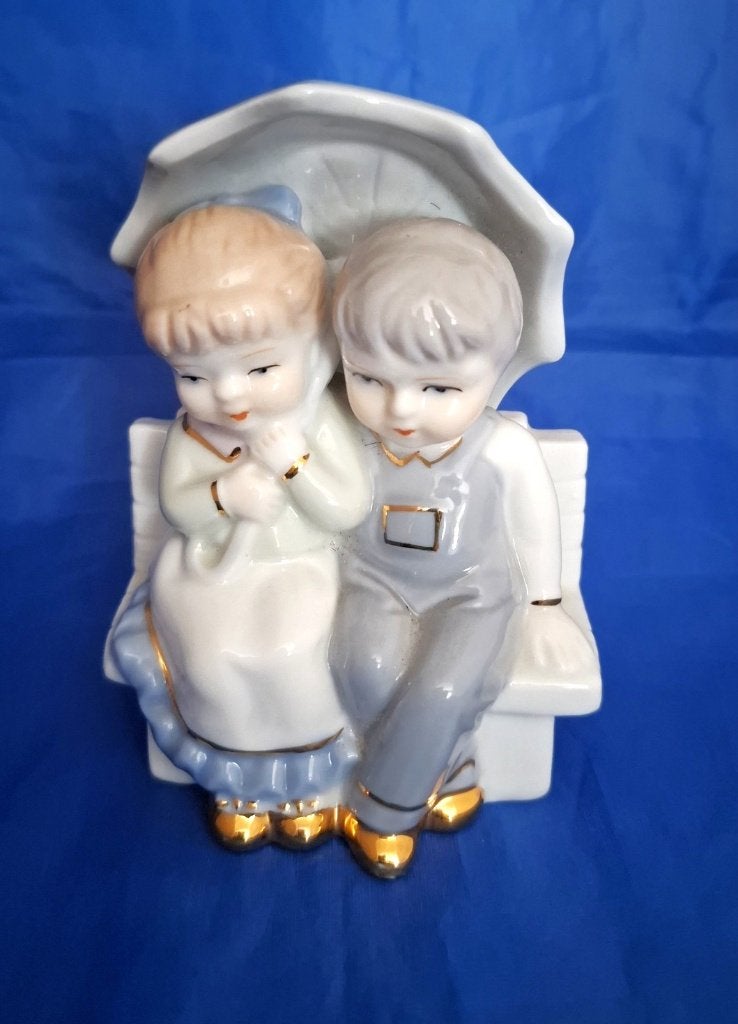 Vintage beeldje "Onder moeders paraplu", Verzamelen, Beelden en Beeldjes, Ophalen of Verzenden, Zo goed als nieuw, Mens