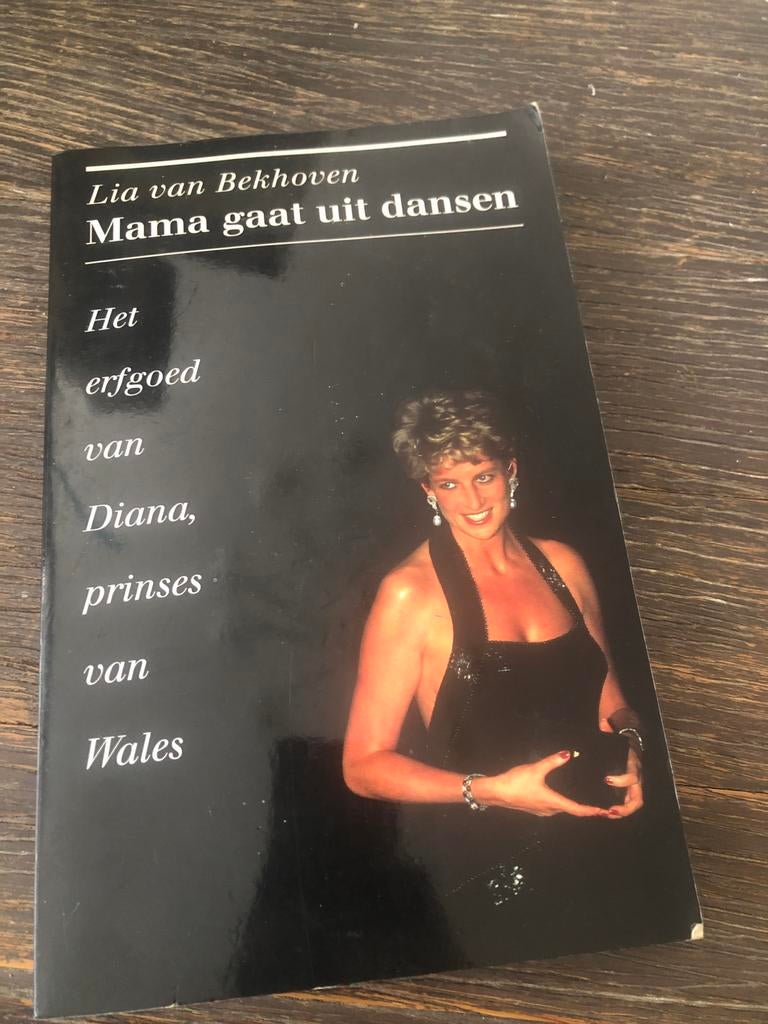 Mama gaat uit dansen - Het erfgoed van Diana, Boeken, Ophalen of Verzenden, Zo goed als nieuw, Film, Tv en Media