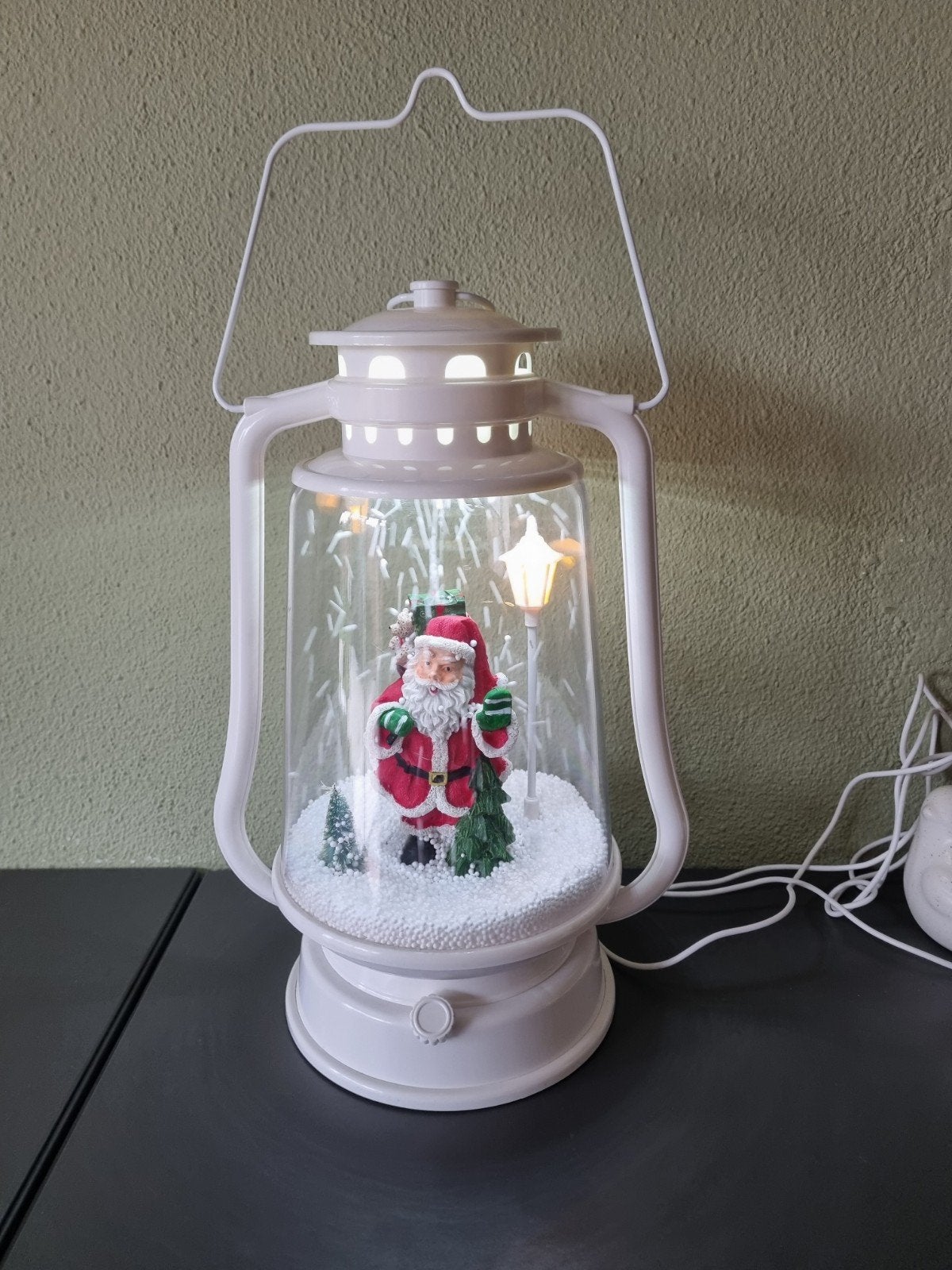 kerstlantaarn met sneeuw en licht, Ophalen