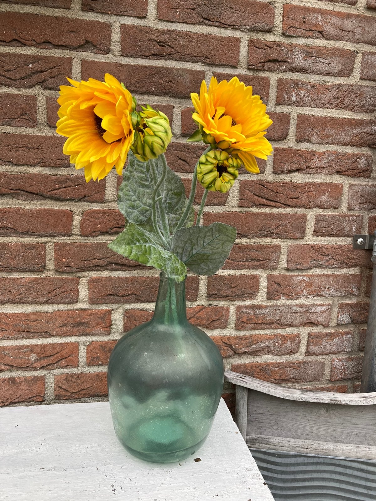 Groene glazen flesvaas met 2 Kunstzonnebloemen, Ophalen of Verzenden, Minder dan 50 cm, Groen, Glas