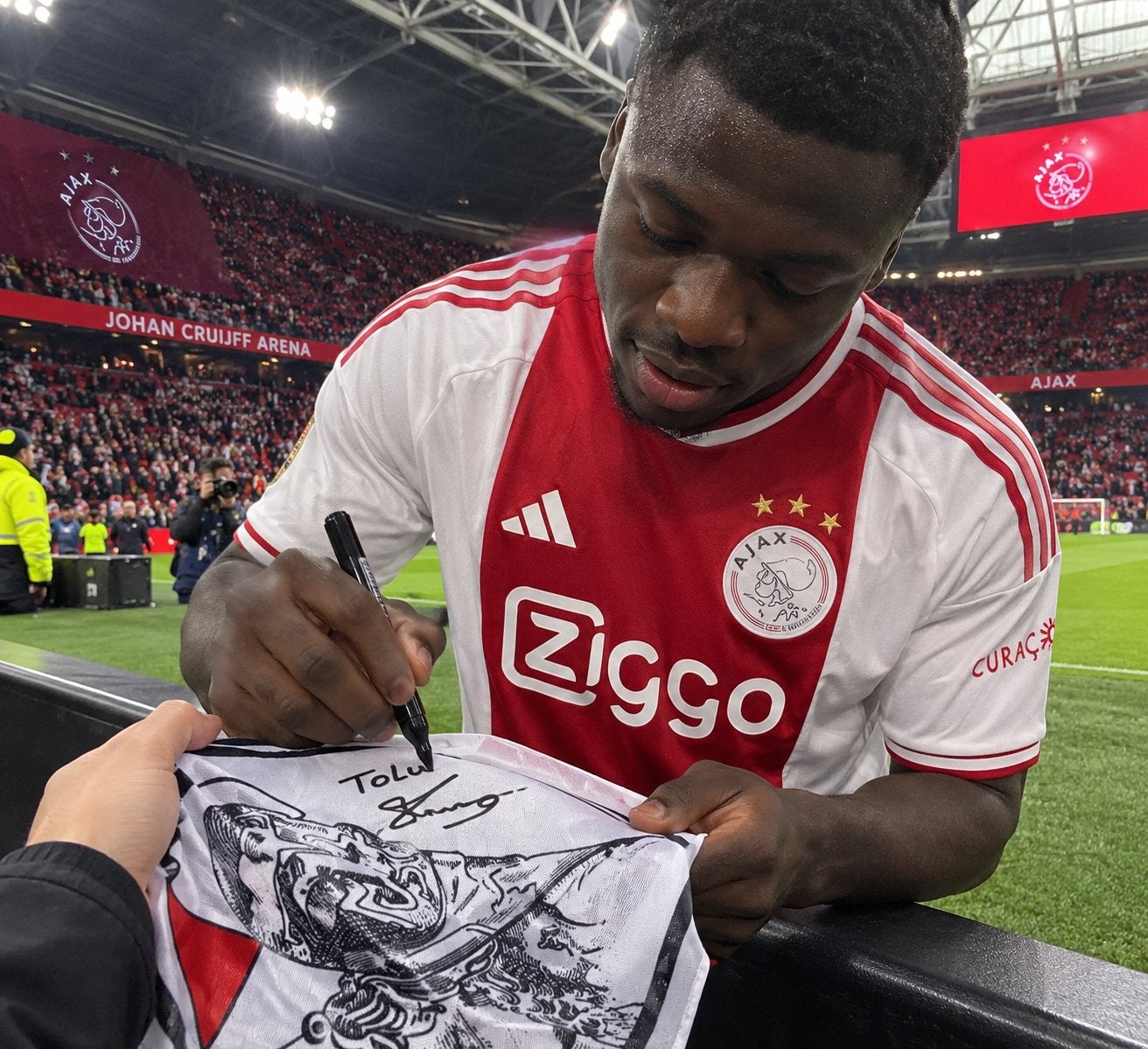 Ajax vlaggetje met handtekening van Tolu., Eén persoon