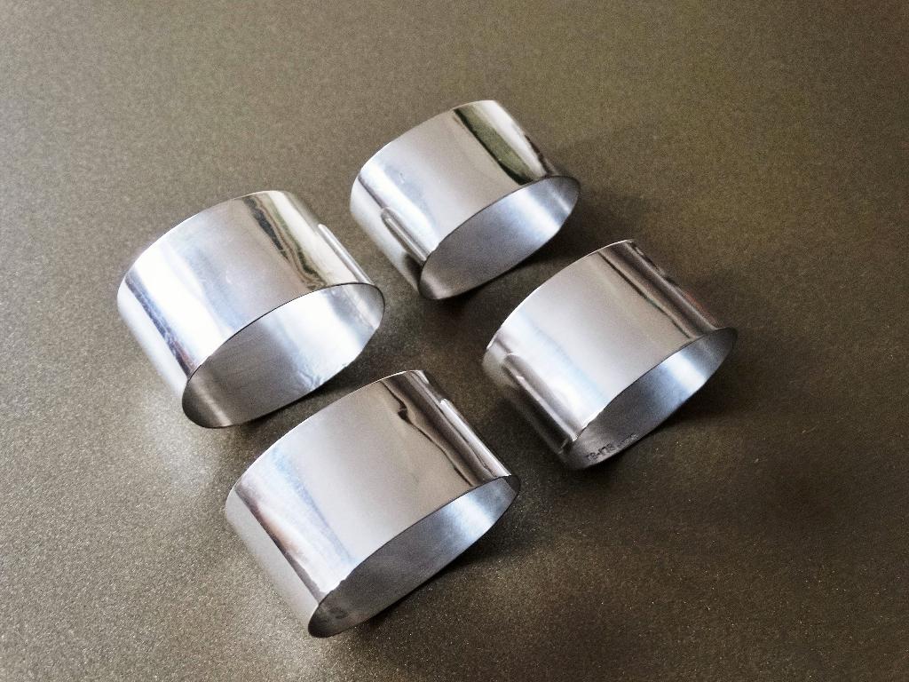 Vier zilveren servetringen, glad design, 1e gehalte zilver, Antiek en Kunst, Verzenden, Zilver