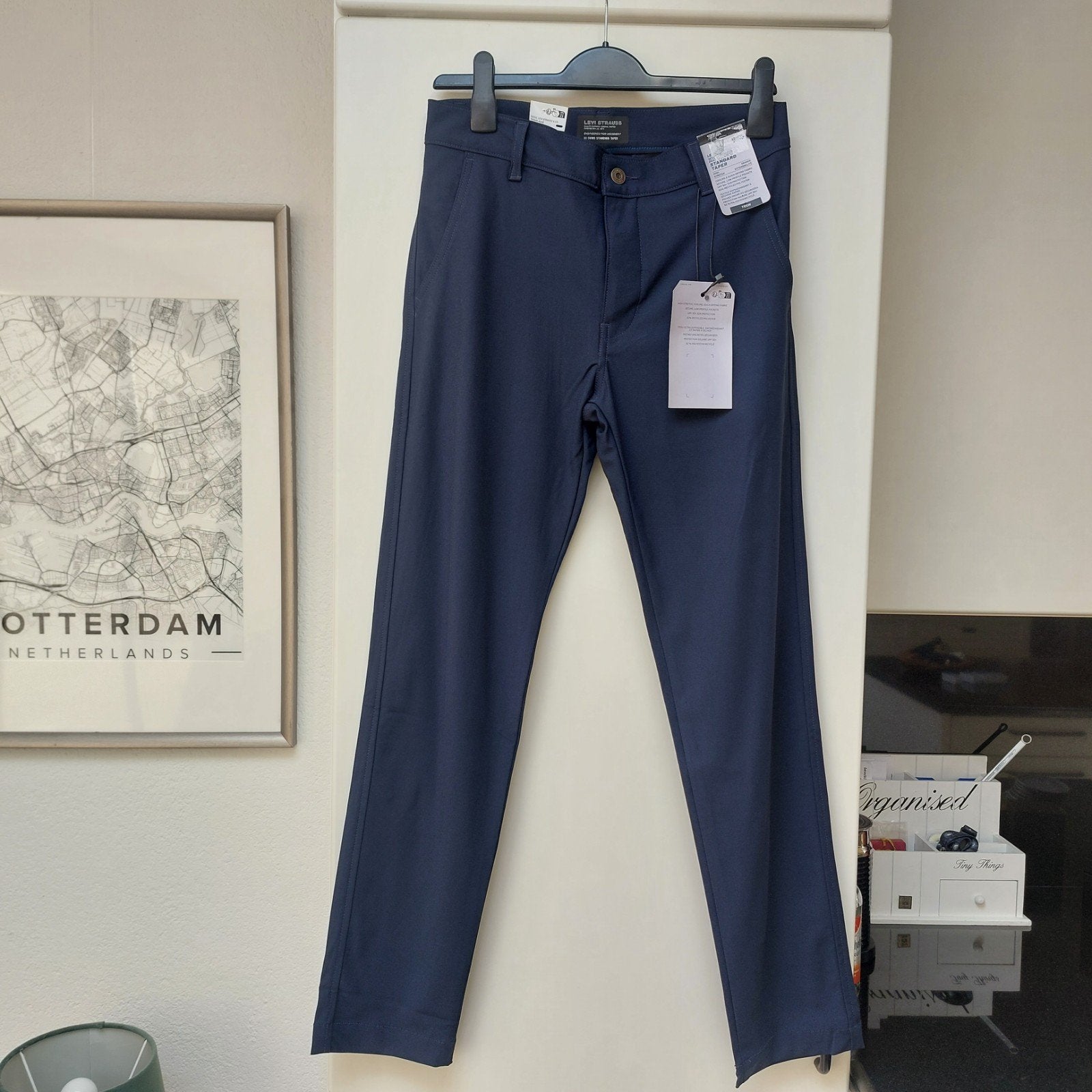 Nieuwe Donkerblauwe Levi XX Chino maat 30/32
Nieuwprijs:99 e, Ophalen of Verzenden, Nieuw, Blauw, Levi’s