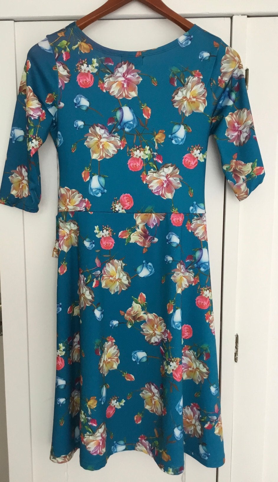Leuke bloemenjurk, maat S, weinig gedragen, Maat 38/40 (M), Meerkleurig, Ophalen of Verzenden, Zo goed als nieuw