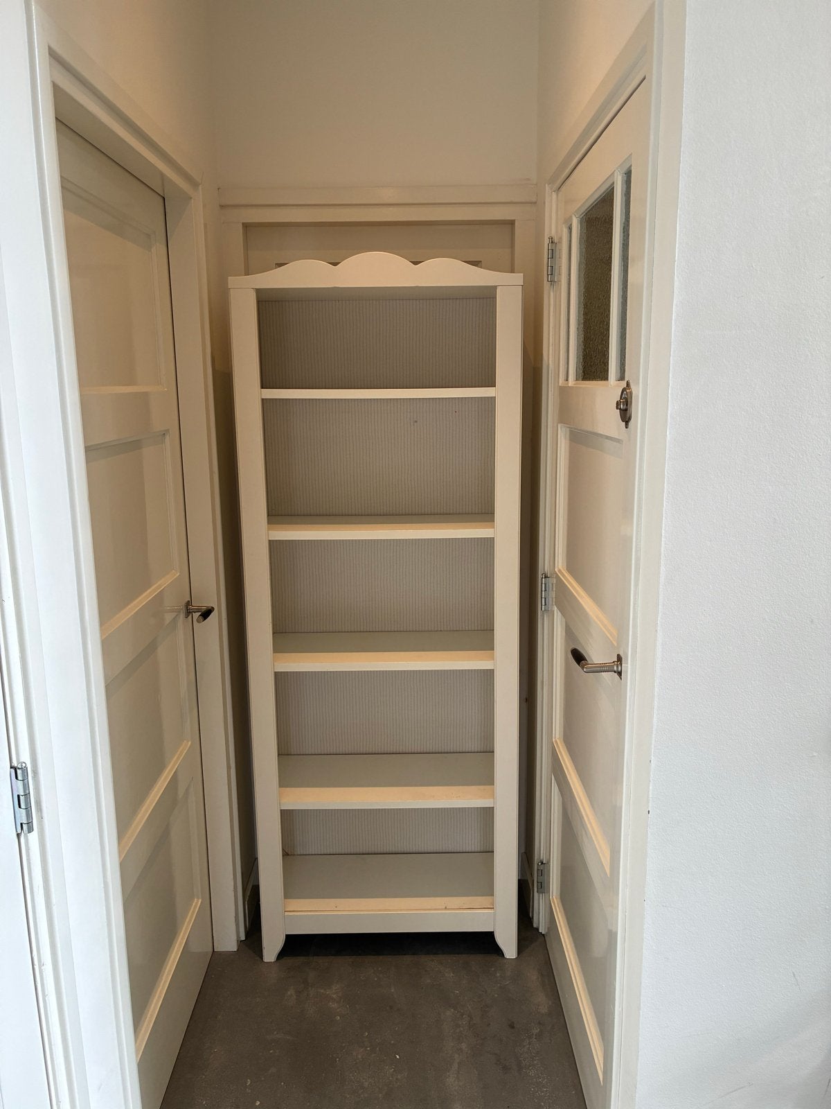Witte smalle boekenkast met 5 planken, Huis en Inrichting, Kasten | Boekenkasten, Ophalen, Met plank(en), Gebruikt, 50 tot 100 cm