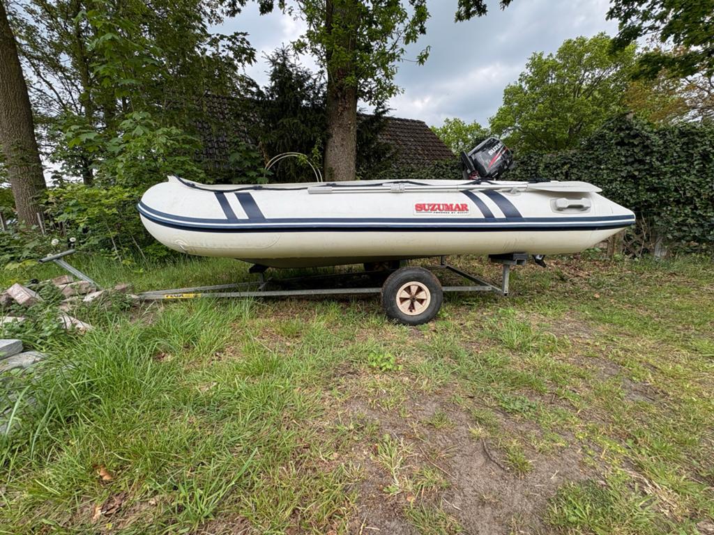 Suzumar rubberboot 320 + Suzuki 6pk motor + trailer!, Watersport en Boten, Rubberboten, Ophalen, Inclusief motor, Suzumar, Zo goed als nieuw