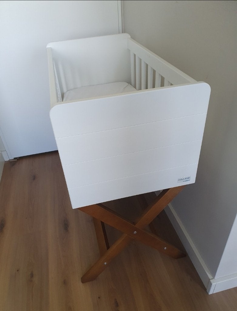 Wieg (wit) van Happybaby incl. matras, moltons en hoeslakens, Ophalen, Zo goed als nieuw, Wieg