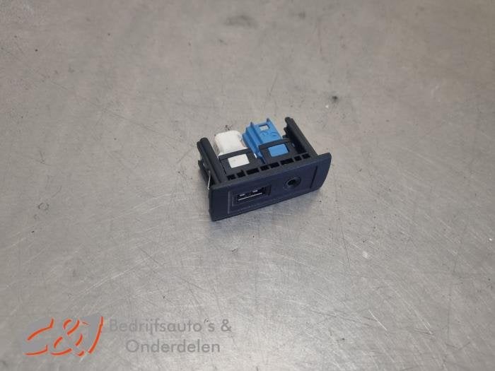 AUX/USB aansluiting van een Mercedes Vito, Gebruikt, -, Ophalen of Verzenden, -