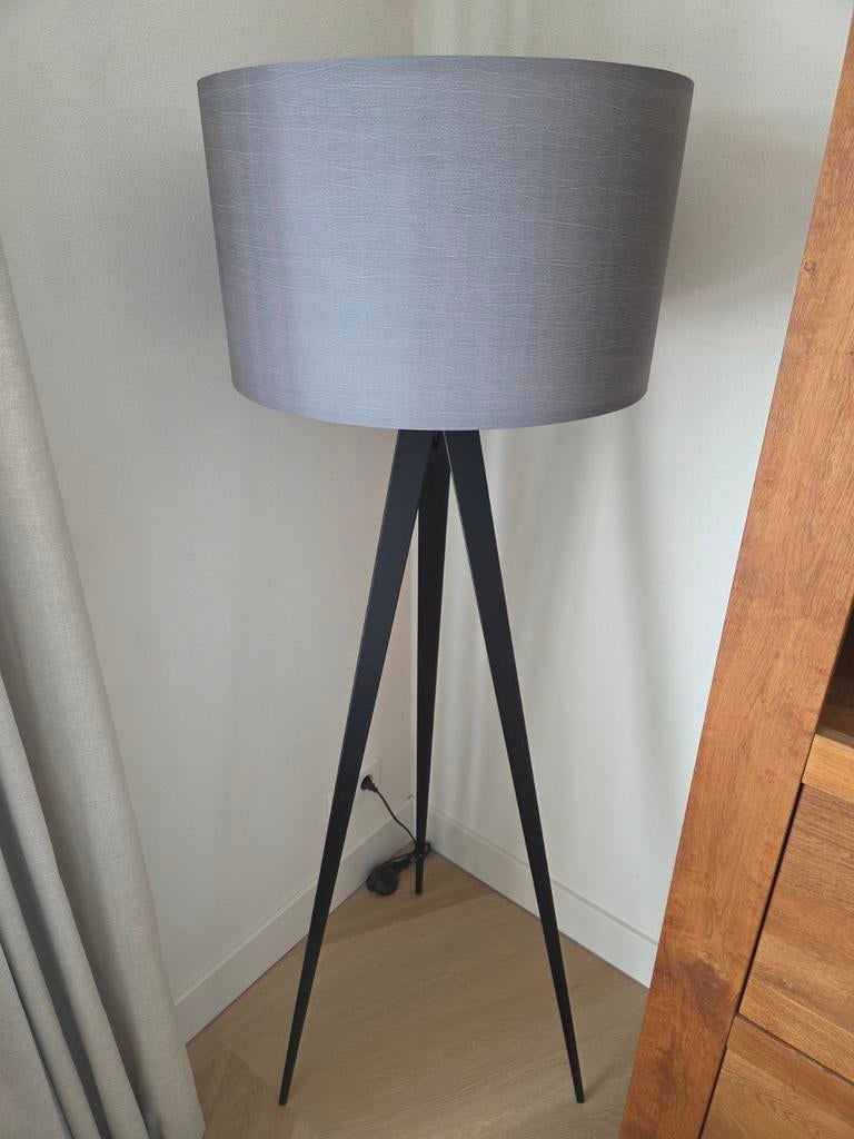 Zuiver vloerlampen Tripod zwart  met grijze kap (set van 2), Ophalen, Modern, Scandinavisch, Zo goed als nieuw, Stof