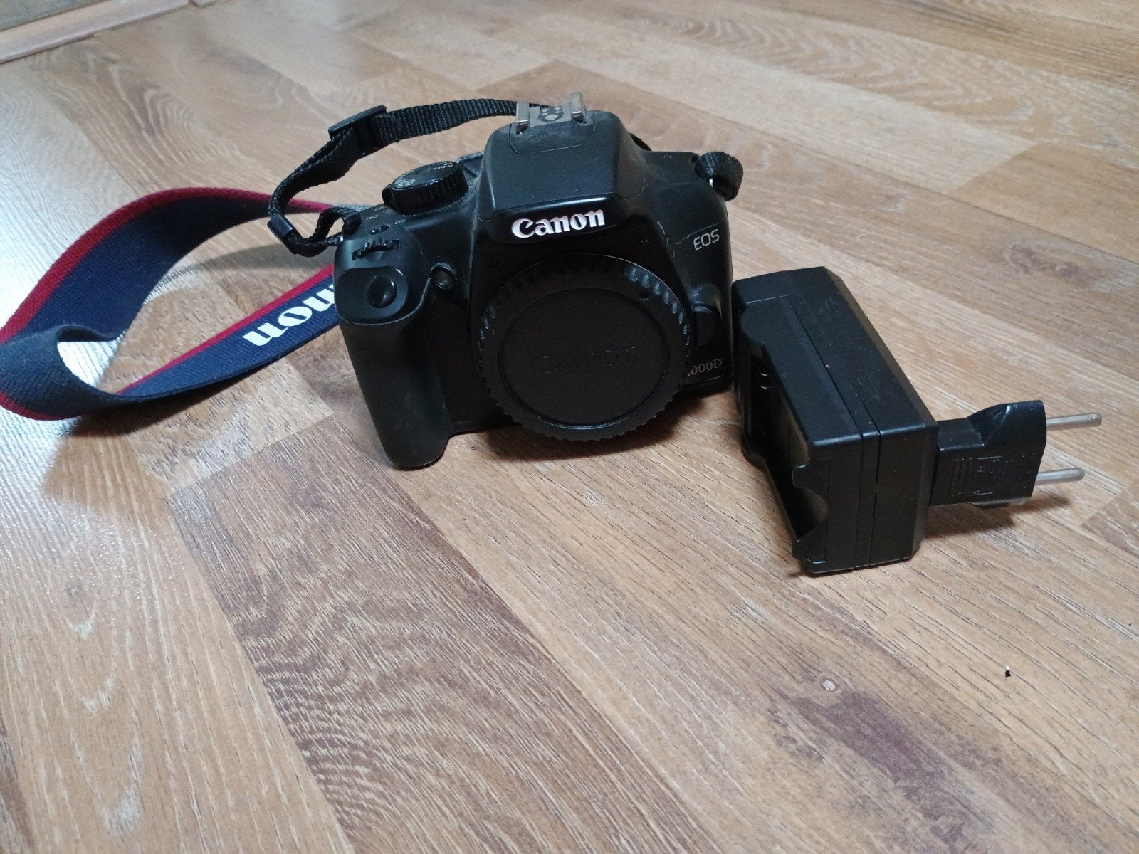 Canon EOS 1000D Spiegelreflexcamera met oplader zonder lens, Ingebouwde flitser, Gebruikt, Spiegelreflex, Canon