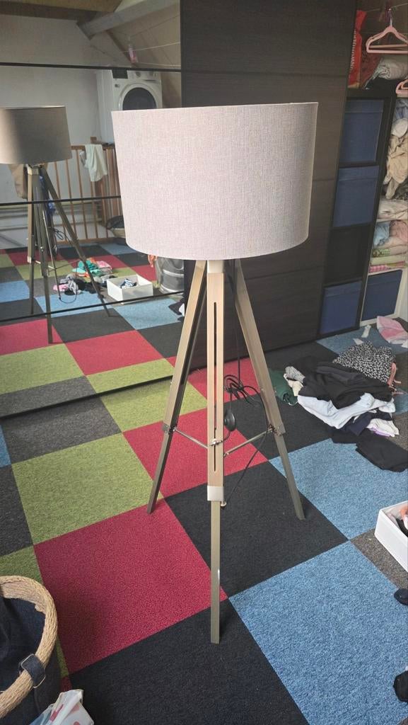 Woonexpress Vloerlamp Tripod met stoffen kap, Huis en Inrichting, Lampen | Vloerlampen, Ophalen, Gebruikt, Modern, Industrieel