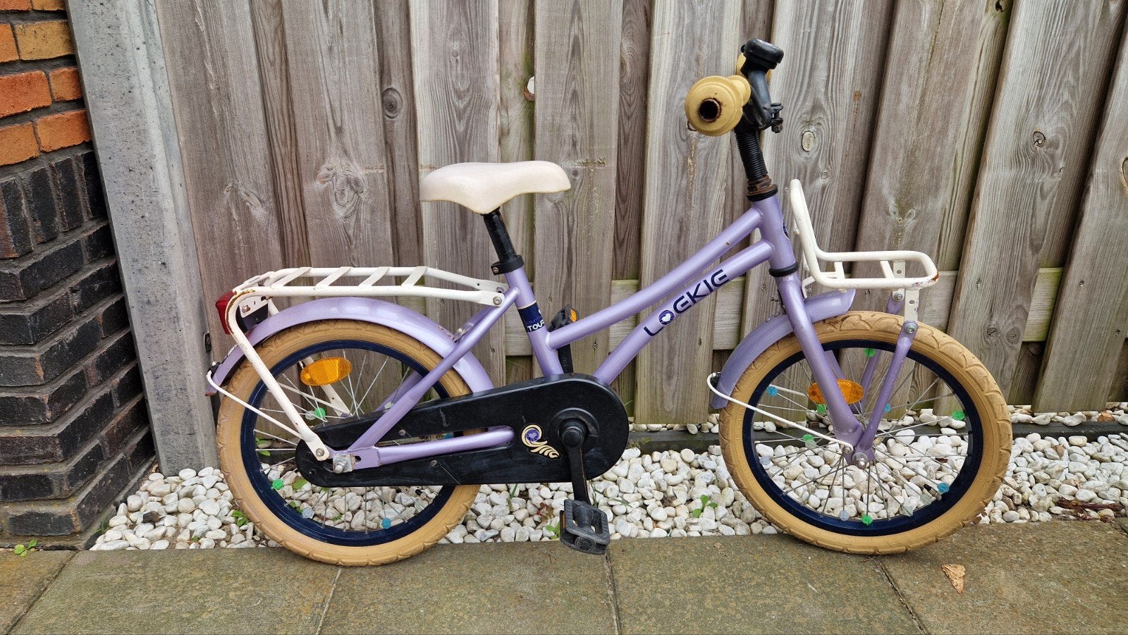 Loekie kinderfiets, paars, met zijwieltjes, Fietsen en Brommers, Fietsen | Kinderfietsjes, Ophalen, Terugtraprem, Zijwieltjes