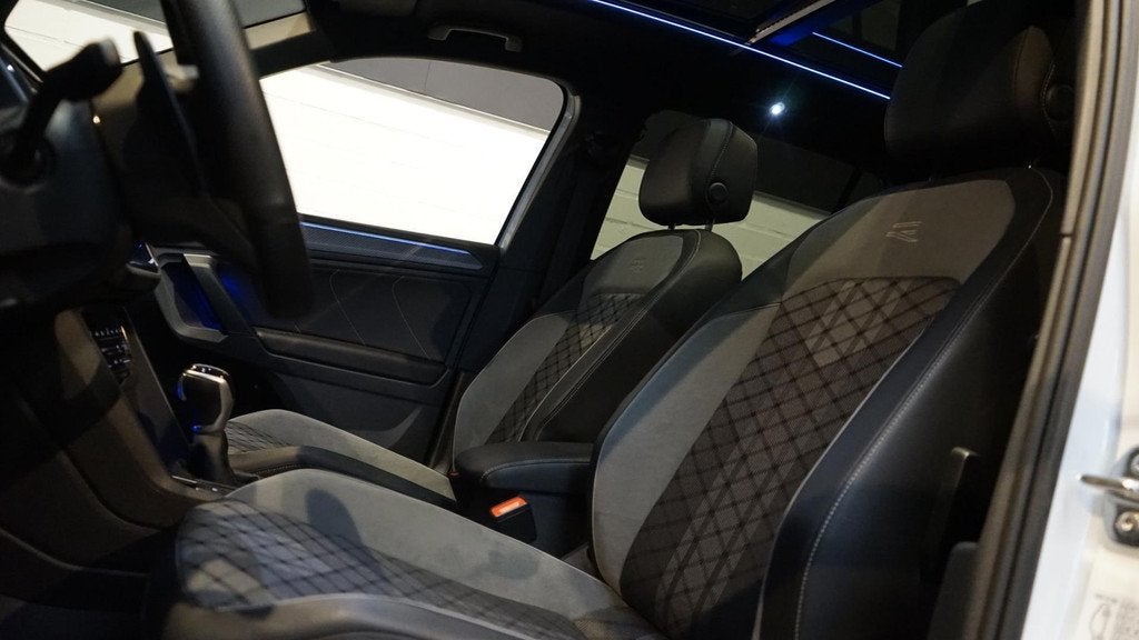 Volkswagen Tiguan 1.4 TSI eHybrid 245PK R-Line Maxton BLACKS, Auto's, Volkswagen, Wit, Hybride Elektrisch/Benzine, 1711 kg, SUV of Terreinwagen
