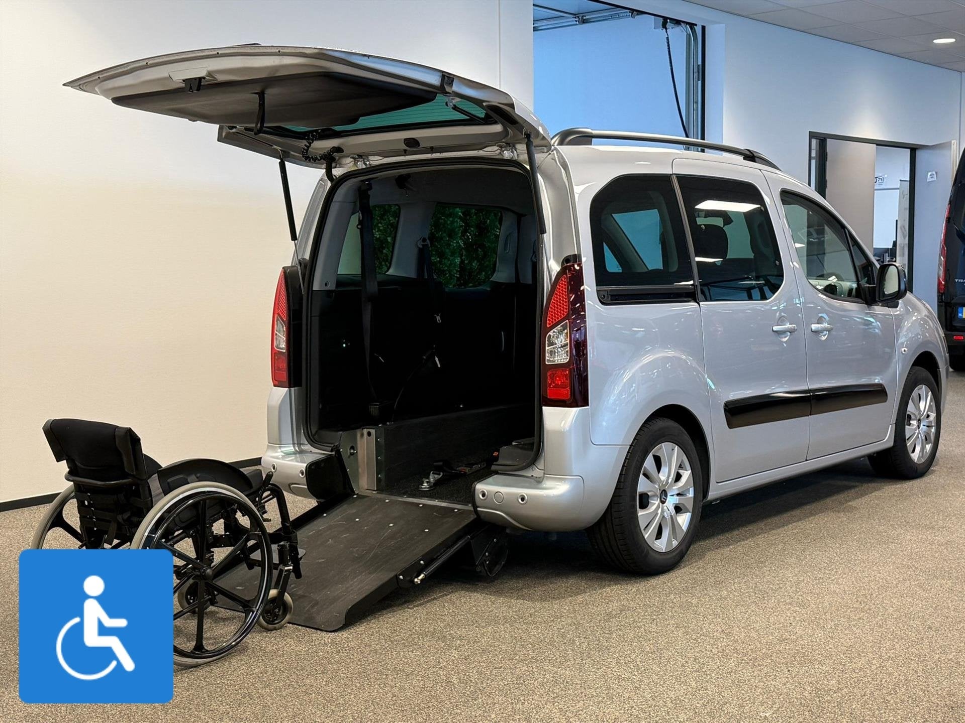 Citroen Berlingo Rolstoelauto, Stof, Gebruikt, Zwart, 2 stoelen