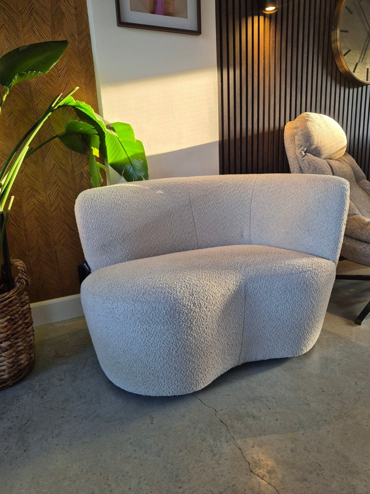WOOOD Fauteuil Stone Bouclé Crème, Huis en Inrichting, Fauteuils, Ophalen, Modern, Bouclé, 75 tot 100 cm, Zo goed als nieuw