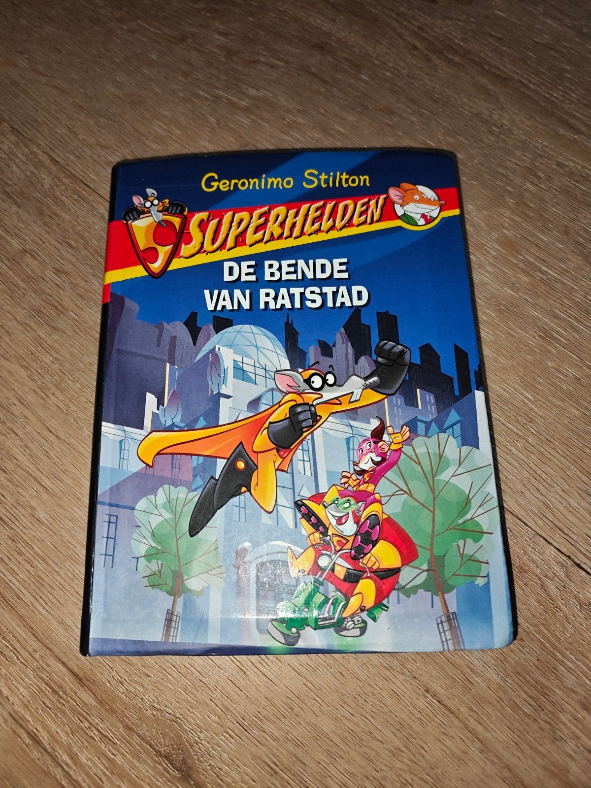 Geronimo Stilton Superhelden: De Bende van Ratstad, Boeken, Ophalen of Verzenden, Zo goed als nieuw, Geronimo Stilton, Fictie algemeen