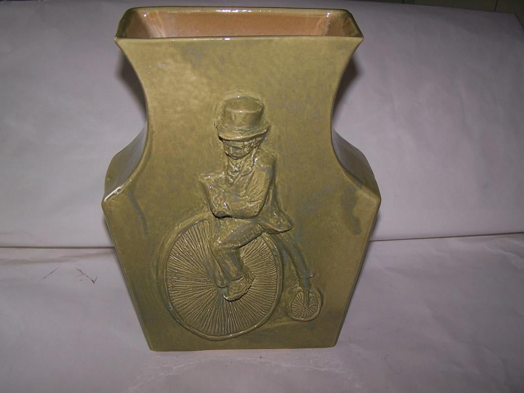 Decoratieve keramische vaas, reliëfafbeelding persoon., Aardewerk of Porselein, Ophalen of Verzenden, Zo goed als nieuw, Minder dan 50 cm