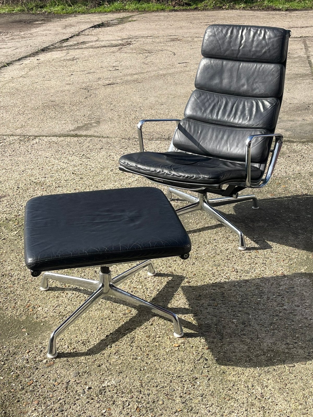 Eames softpad met hocker EA222, Ophalen, Gebruikt, 50 tot 75 cm, Leer