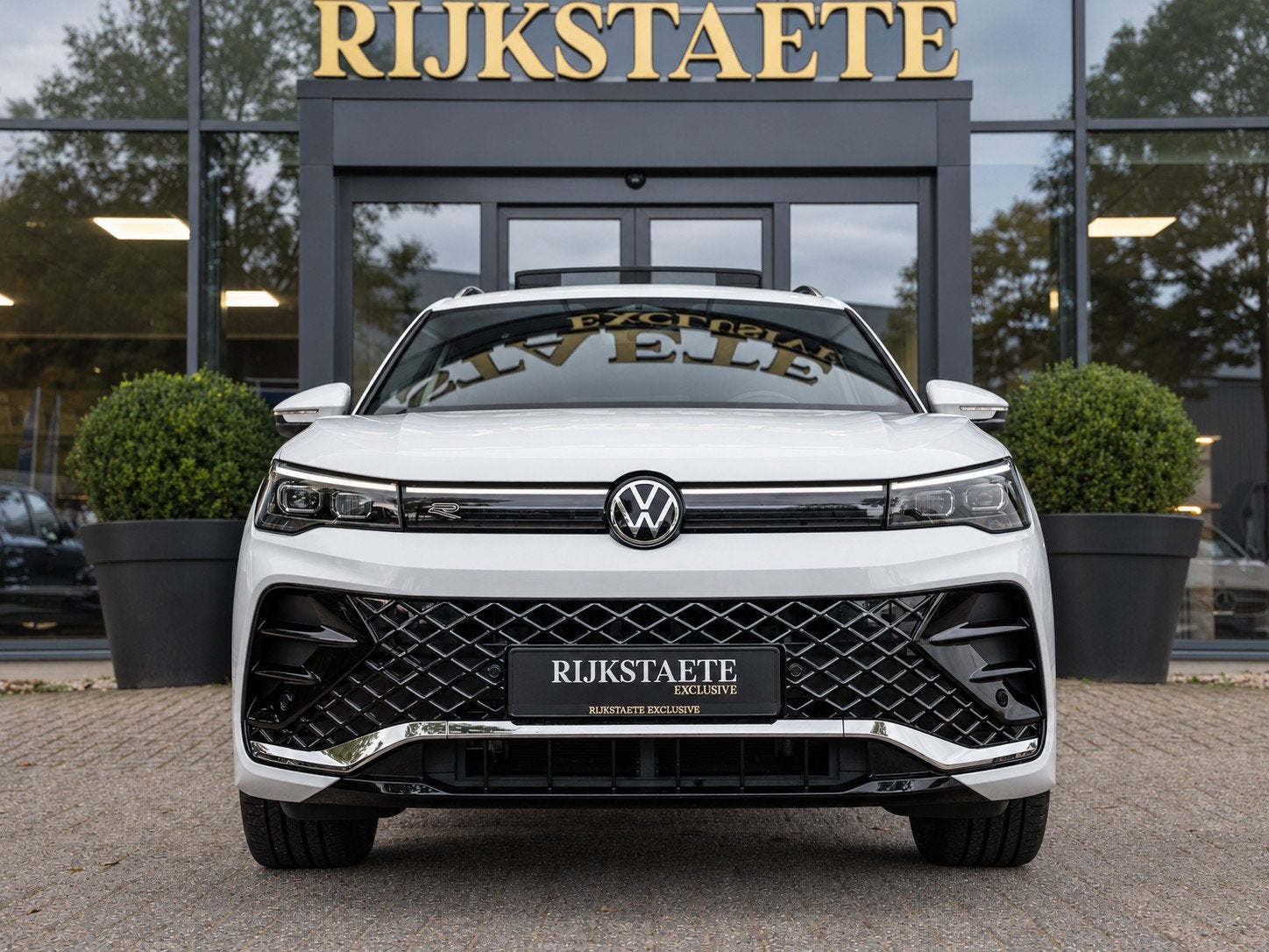 Volkswagen Tiguan 1.5 eHybrid R-Line|PANO|H&K|MASSAGE|SFEER, Auto's, Dealer onderhouden, 4 cilinders, Met garantie (alle), Leder en Stof
