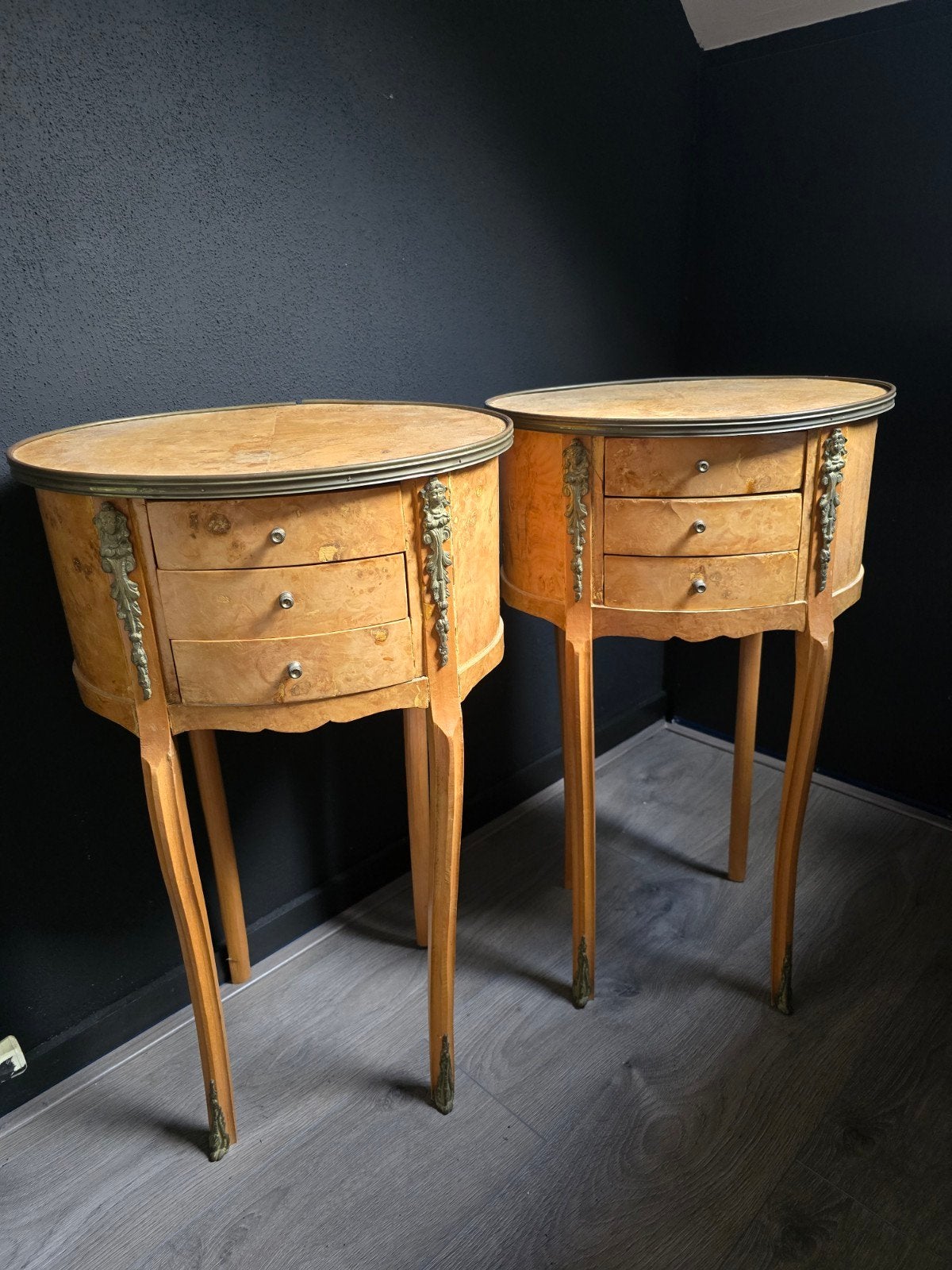 Oude nachtkastjes Louis XV-stijl, Ophalen