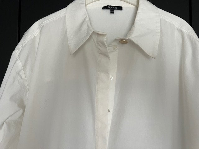 Nikkie, mooie witte bloesjurk met prachtige knopen maat 40., Maat 38/40 (M), Wit, Nieuw, Ophalen of Verzenden