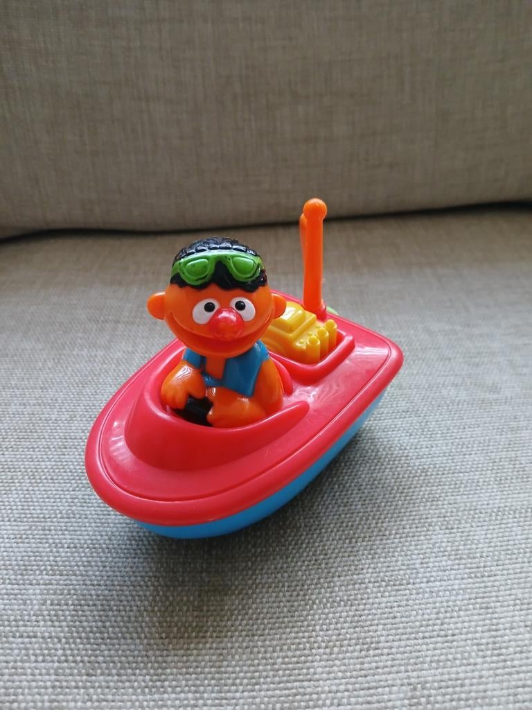 Sesamstraat Ernie in bootje., Ophalen of Verzenden, Zo goed als nieuw