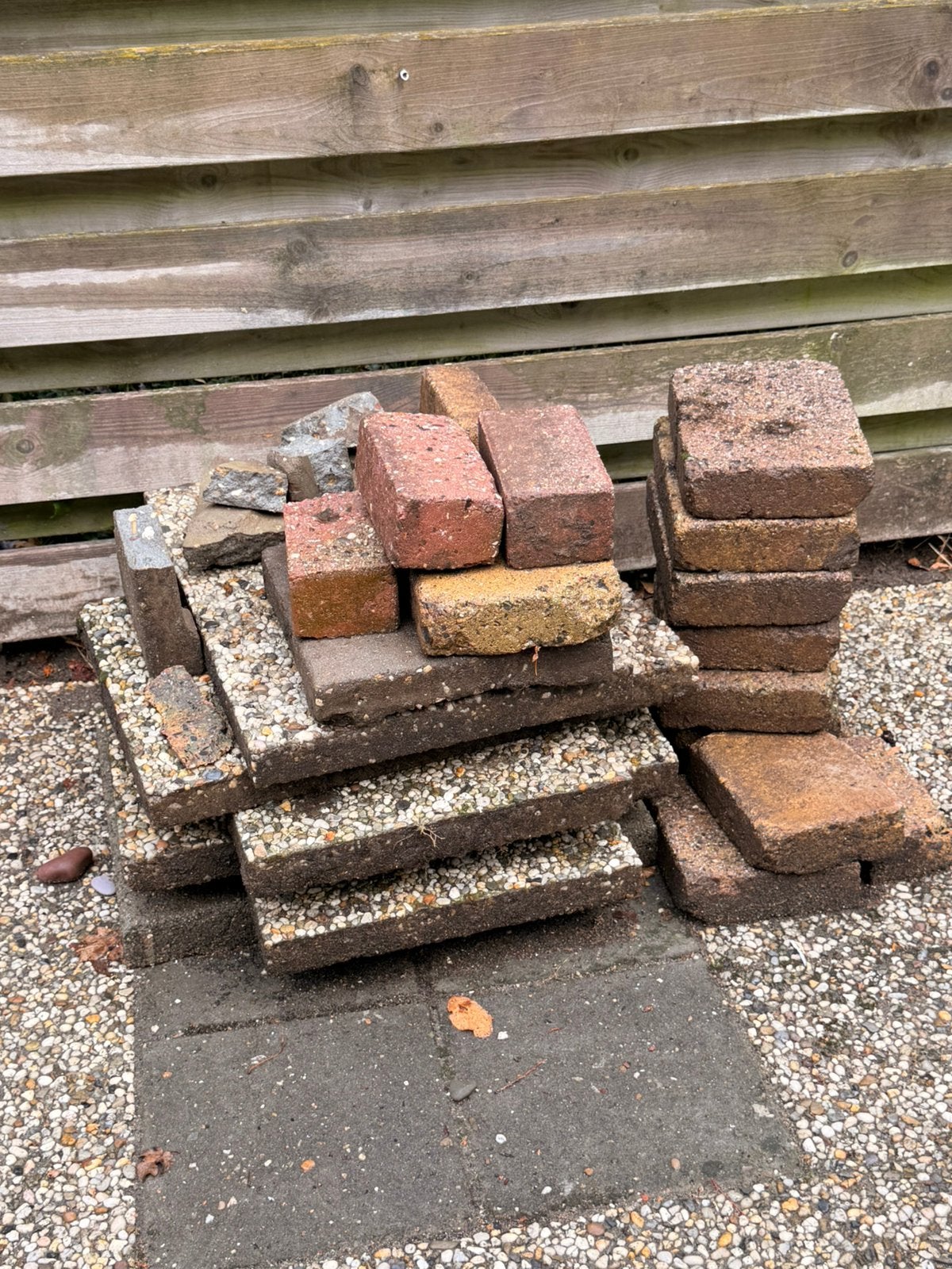 7 grindtegels plus siertegels. Gratis ophalen, Ophalen, Gebruikt, Beton, Terrastegels
