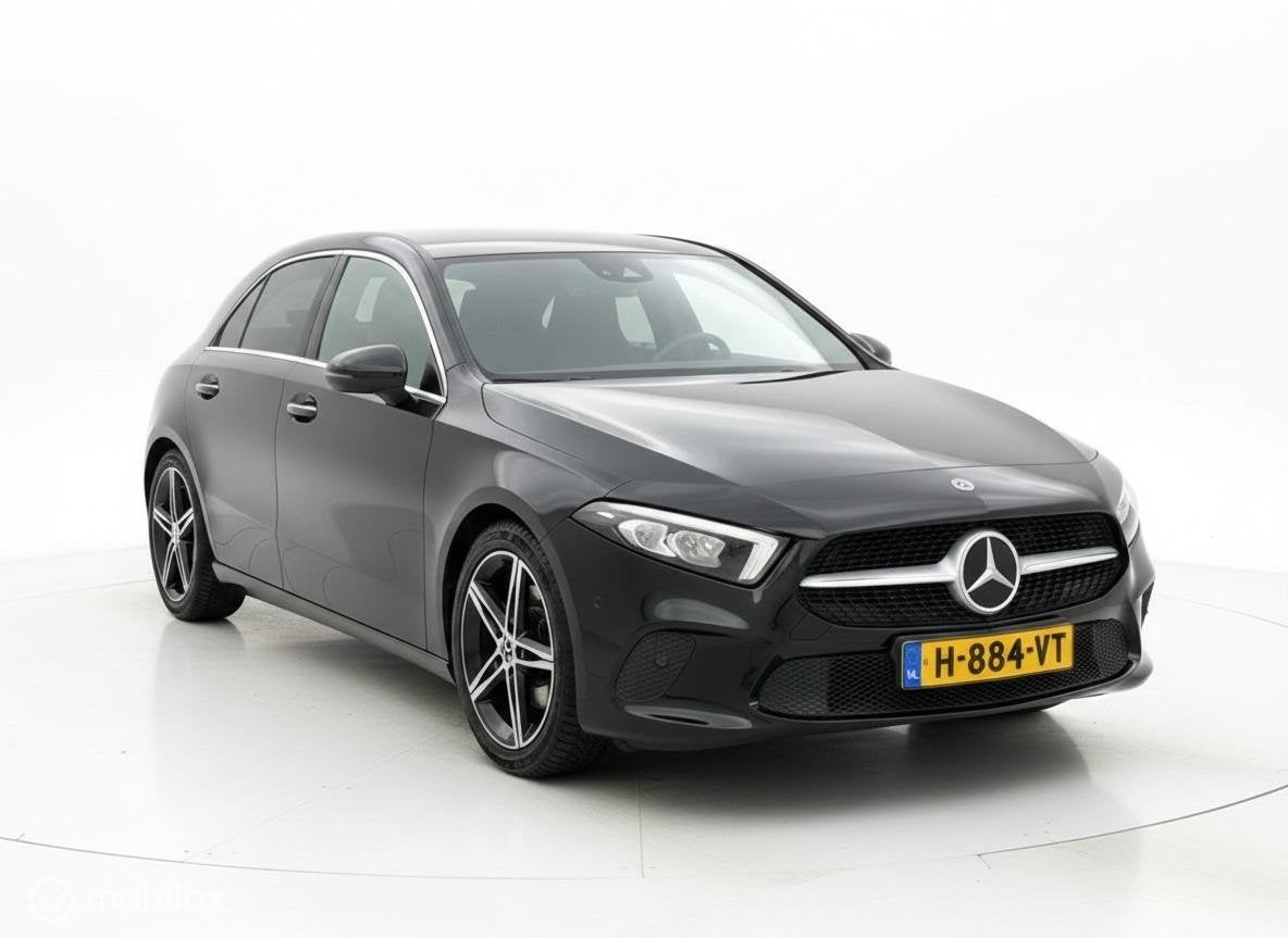 Mercedes A-klasse 180 Business Solution AMG|CAMERA|LED|STOEL, Auto's, 136 pk, Gebruikt, 4 cilinders, Alcantara