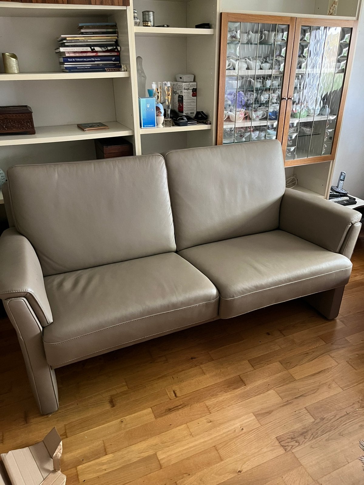 Prachtige nieuwe driezits bank, lichtgrijs/lever kleur., Ophalen, Nieuw, 75 tot 100 cm