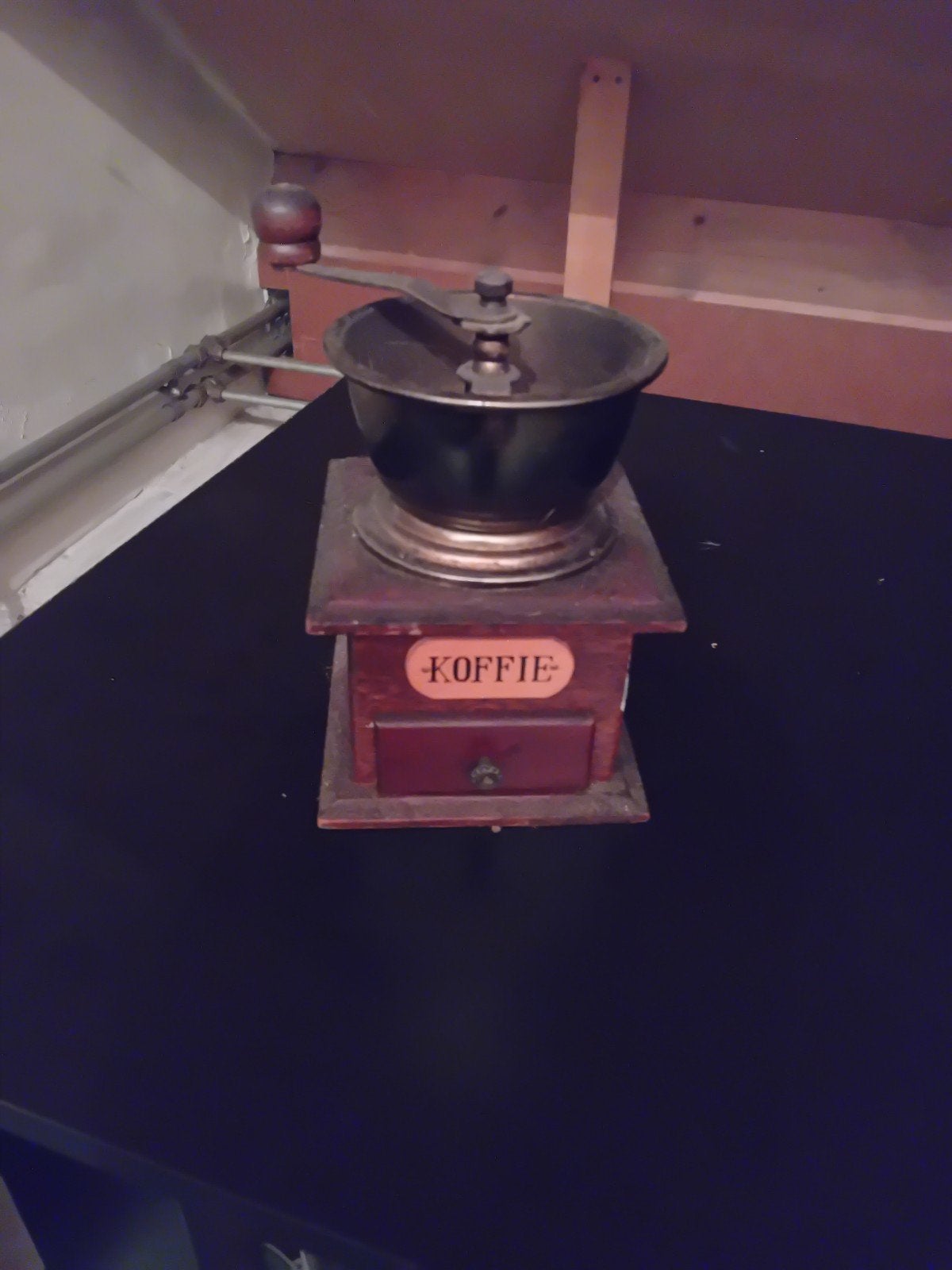 Antieke Koffiemolen met Houten Kast en Metalen Trechter, Ophalen