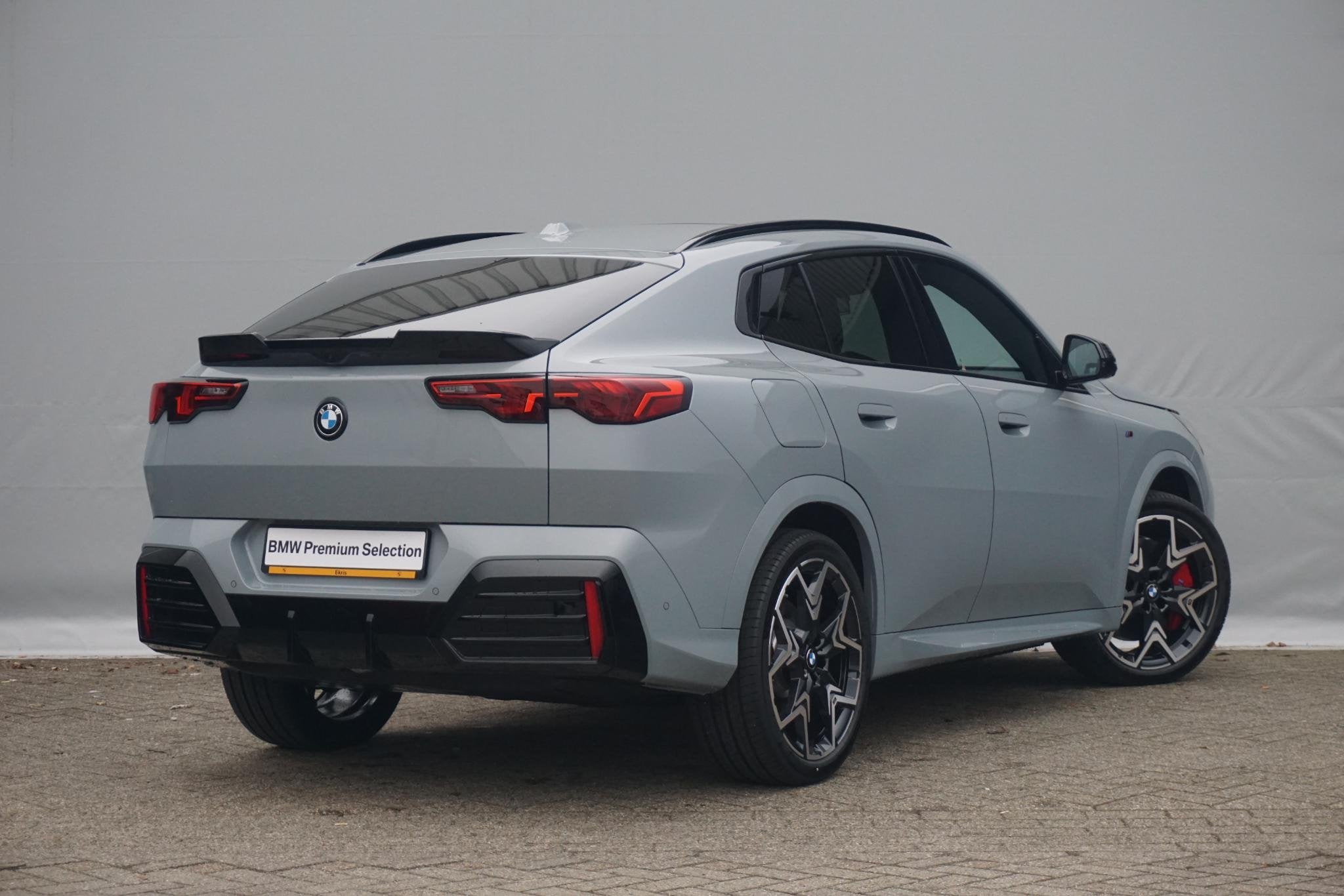 BMW iX2 eDrive20 | M Sportpakket Pro | Trekhaak | Schuif-kan, IX2, 750 kg, 204 pk, Blauw