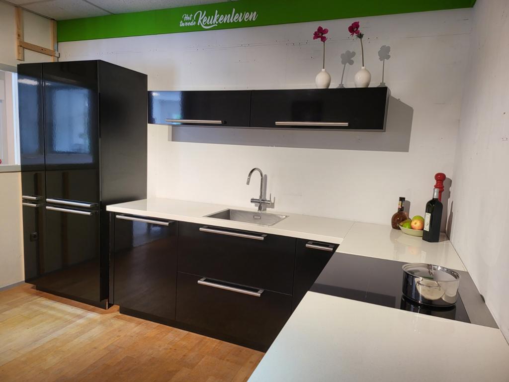 Mooie zwarte hoogglans keuken met blad van composiet., Ophalen, Zwart, Hoekkeuken, Hoogglans of Gelakt