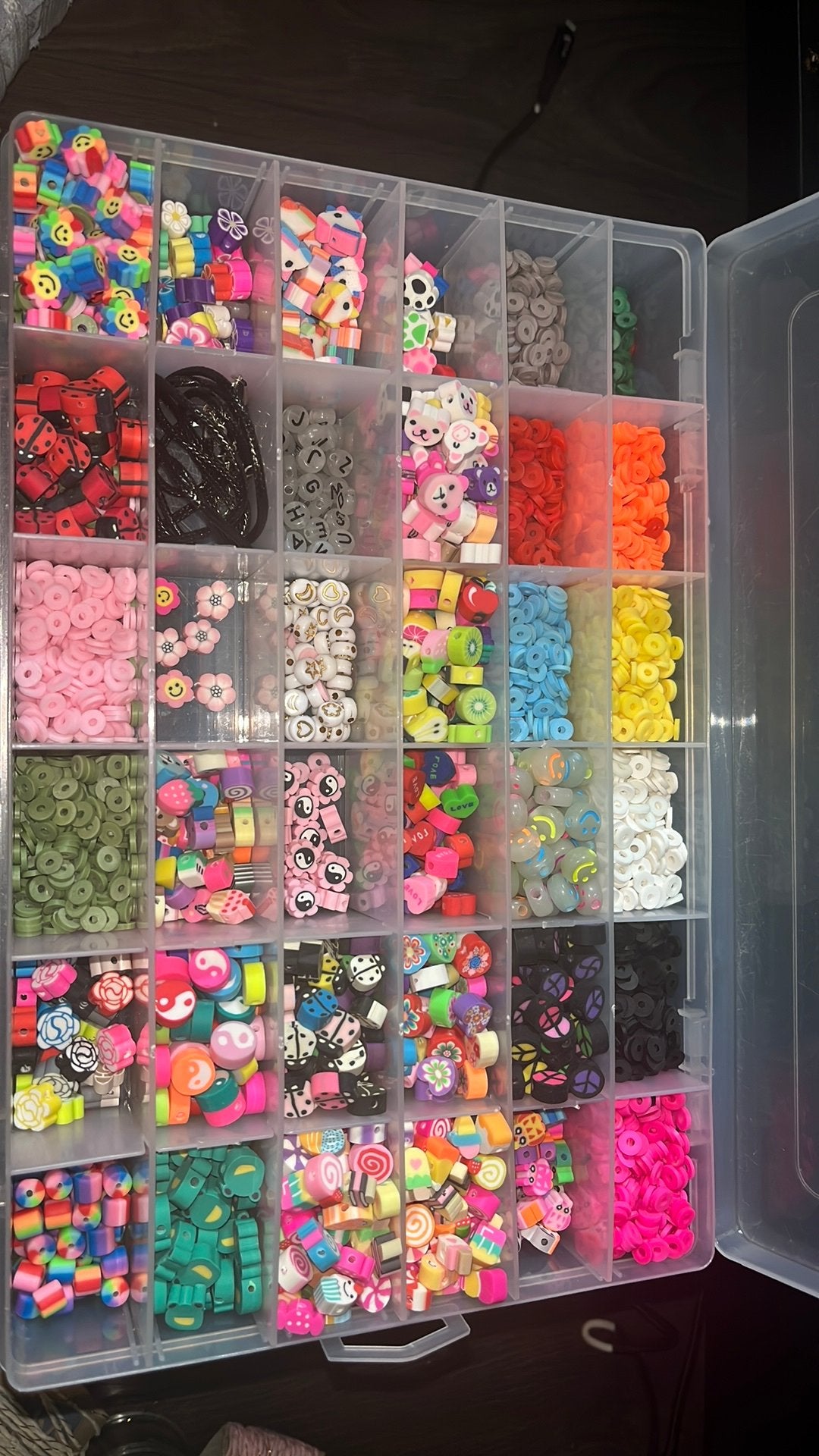 Bakje vol met krallen zwart roze van allerlei kleurtjes, Ophalen, Zo goed als nieuw, Tussenstuk of Tussenkraal