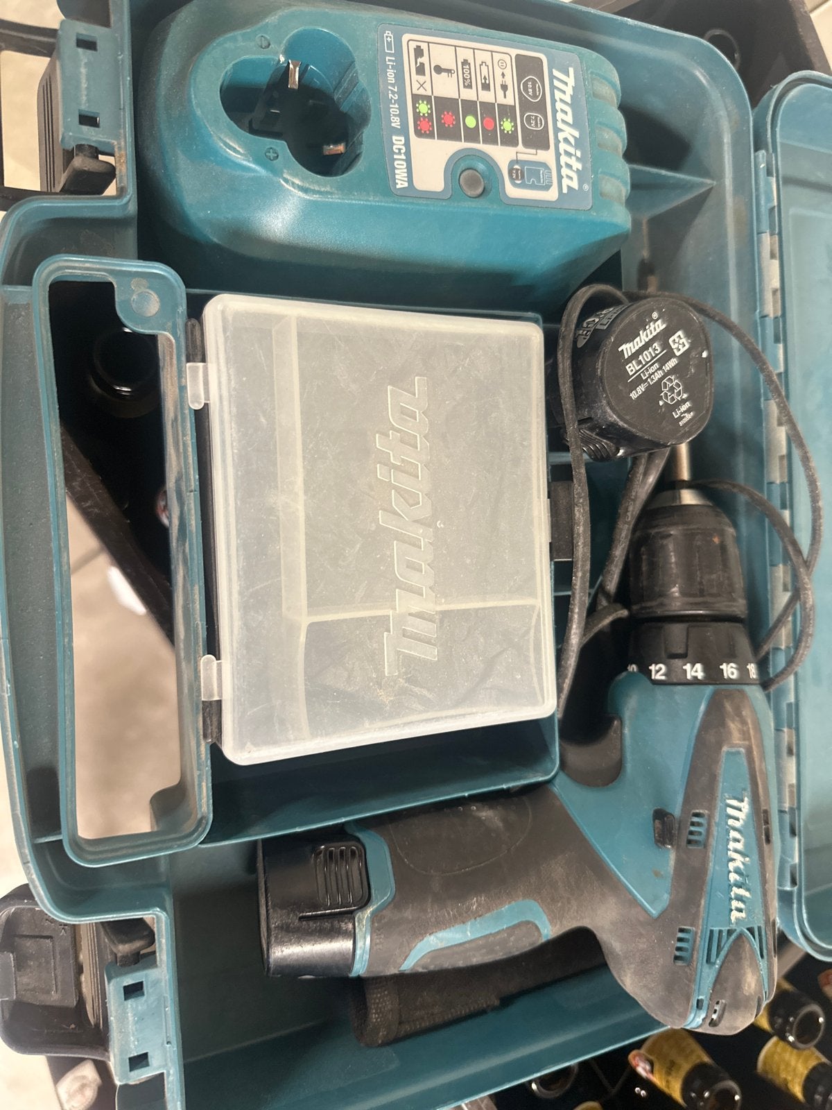 Makita DF330DWE Accuboormachine met oplader en accu, Doe-het-zelf en Verbouw, Gereedschap | Boormachines, Gebruikt, Variabele snelheid
