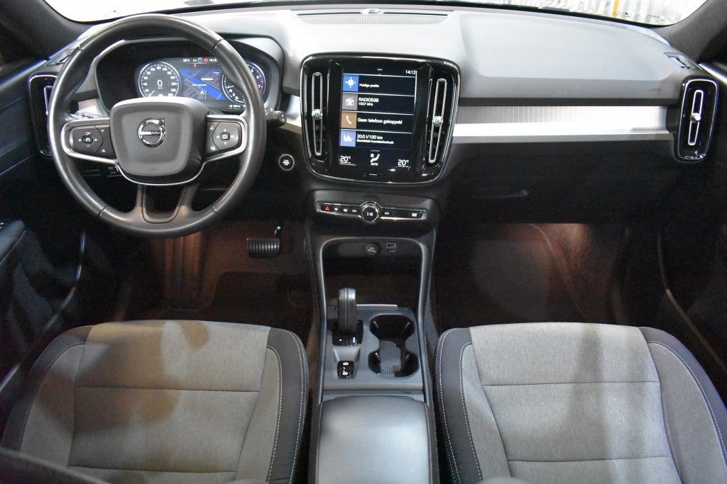 Volvo XC40 T2 129PK Aut. Momentum | Trekhaak | Navigatie | P, Auto's, Gebruikt, Zwart, Origineel Nederlands, SUV of Terreinwagen