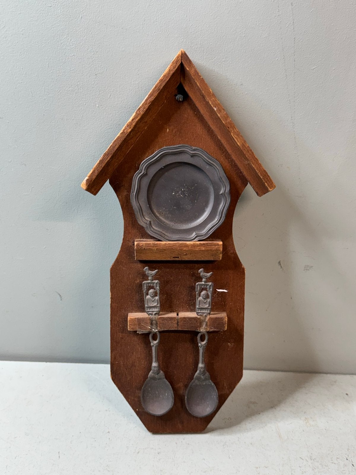 Vintage houten wanddecoratie met tinnen bord en lepels, Ophalen of Verzenden