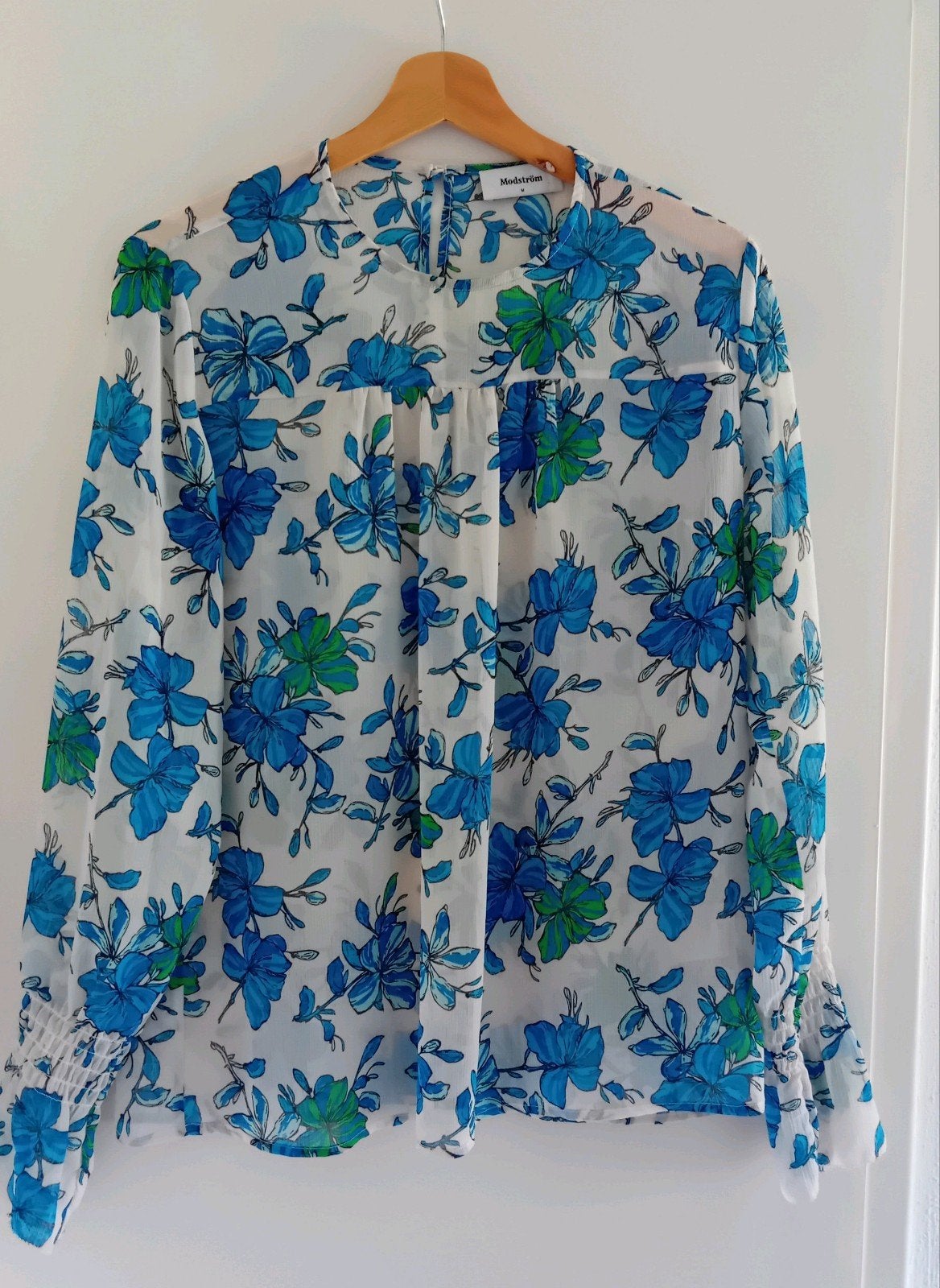 Modstrom  blouse offwhite bloemenprint blauw groen M, Maat 38/40 (M), Blauw, Ophalen of Verzenden, Zo goed als nieuw
