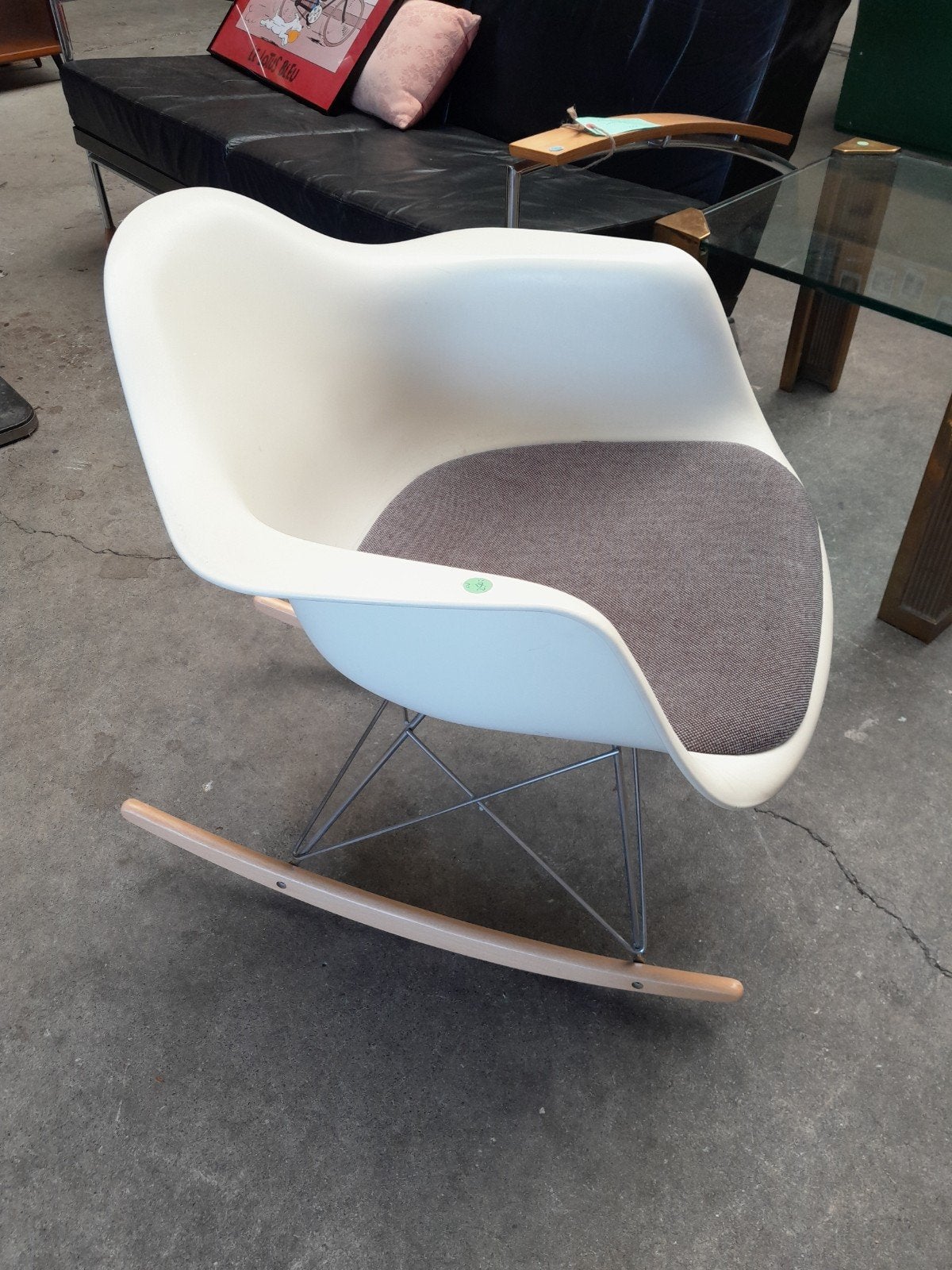 Vitra Eames RAR Schommelstoel - Wit met grijs zitkussen, Huis en Inrichting, Stoelen, Charles-Eames-Str. 2, 79576 Weil am Rhein, Duitsland