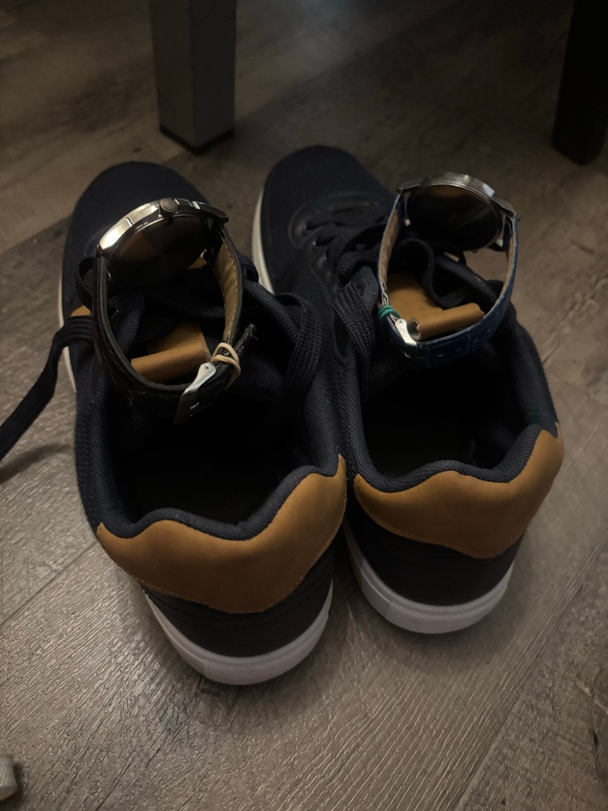 Nieuwe donkerblauwe sneakers met bruine accenten, Kleding | Heren, Ophalen, Nieuw, Blauw, Sneakers of Gympen