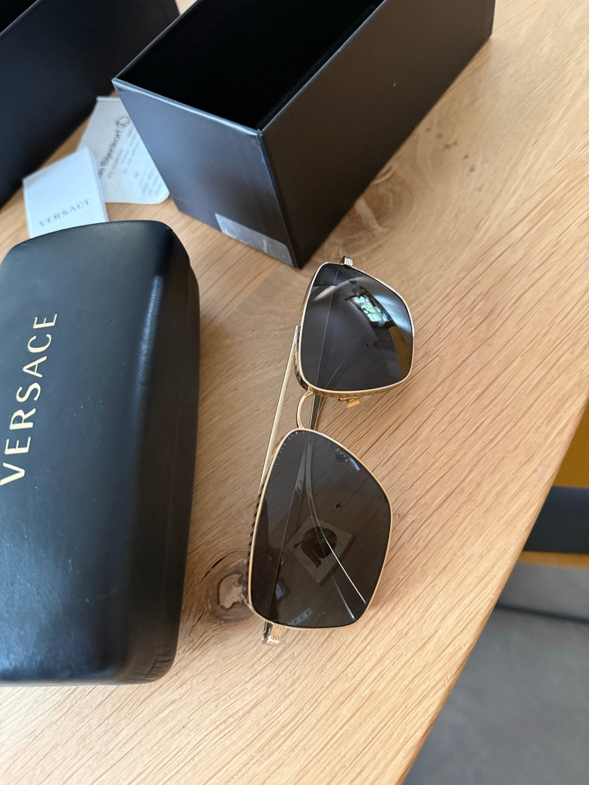 Versace zonnebril goud met originele doos en garantiebewijs, Zonnebril, Overige kleuren, Gianni Versace, Nieuw