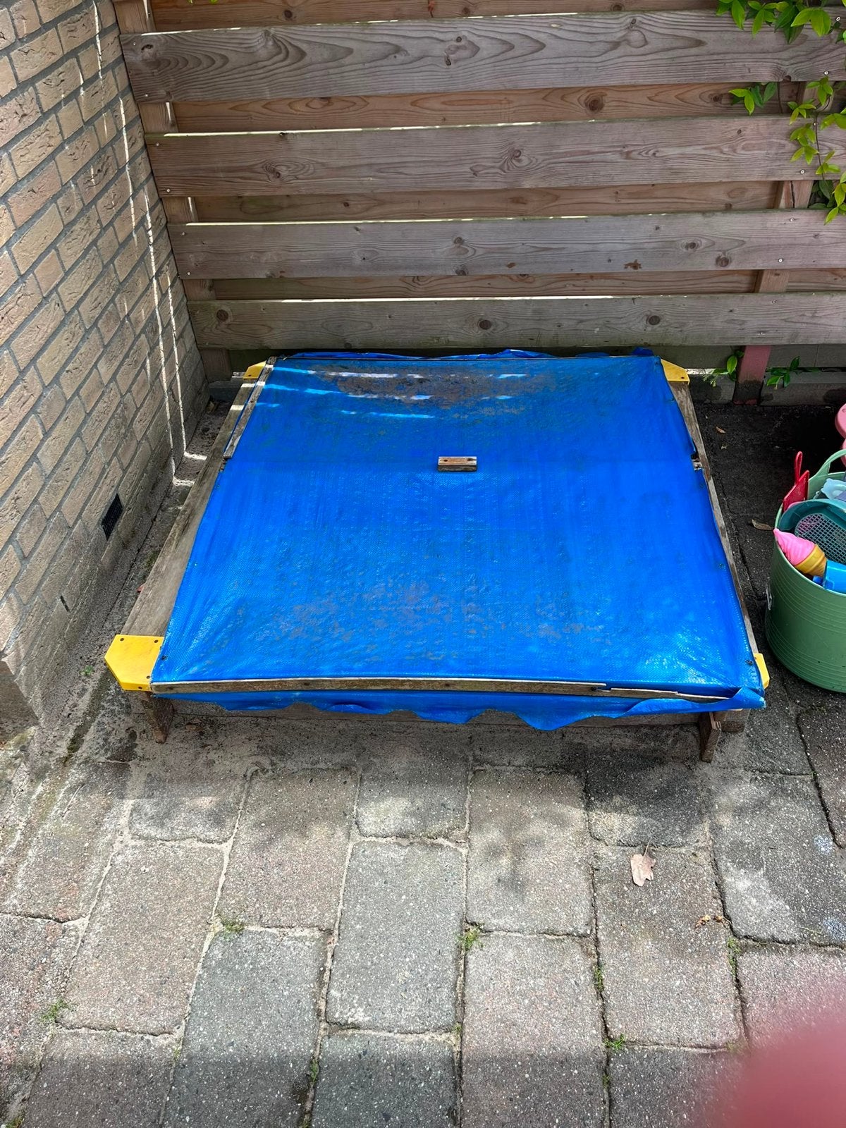 Houten zandbak met deksel, Ophalen, Gebruikt