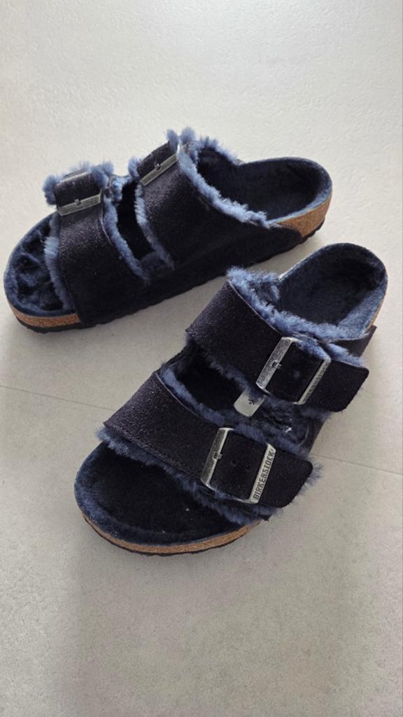 BIRKENSTOCK ARIZONA suède donkerblauw lamsvel 39, Kleding | Dames, Schoenen, Ophalen, Zo goed als nieuw, Blauw, Sandalen of Muiltjes