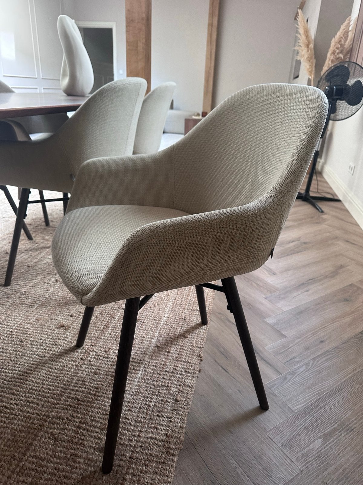 6 Nolon Nena Mae eetkamerstoelen - beige met walnoot poot, Ophalen, Gebruikt, Overige kleuren, Stof