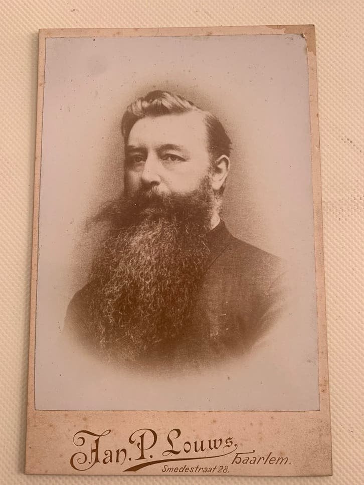 Kabinetfoto Cabinetfoto man snor baard Haarlem Jan P Louws, Verzamelen, Verzenden, Voor 1940, Zo goed als nieuw, Foto