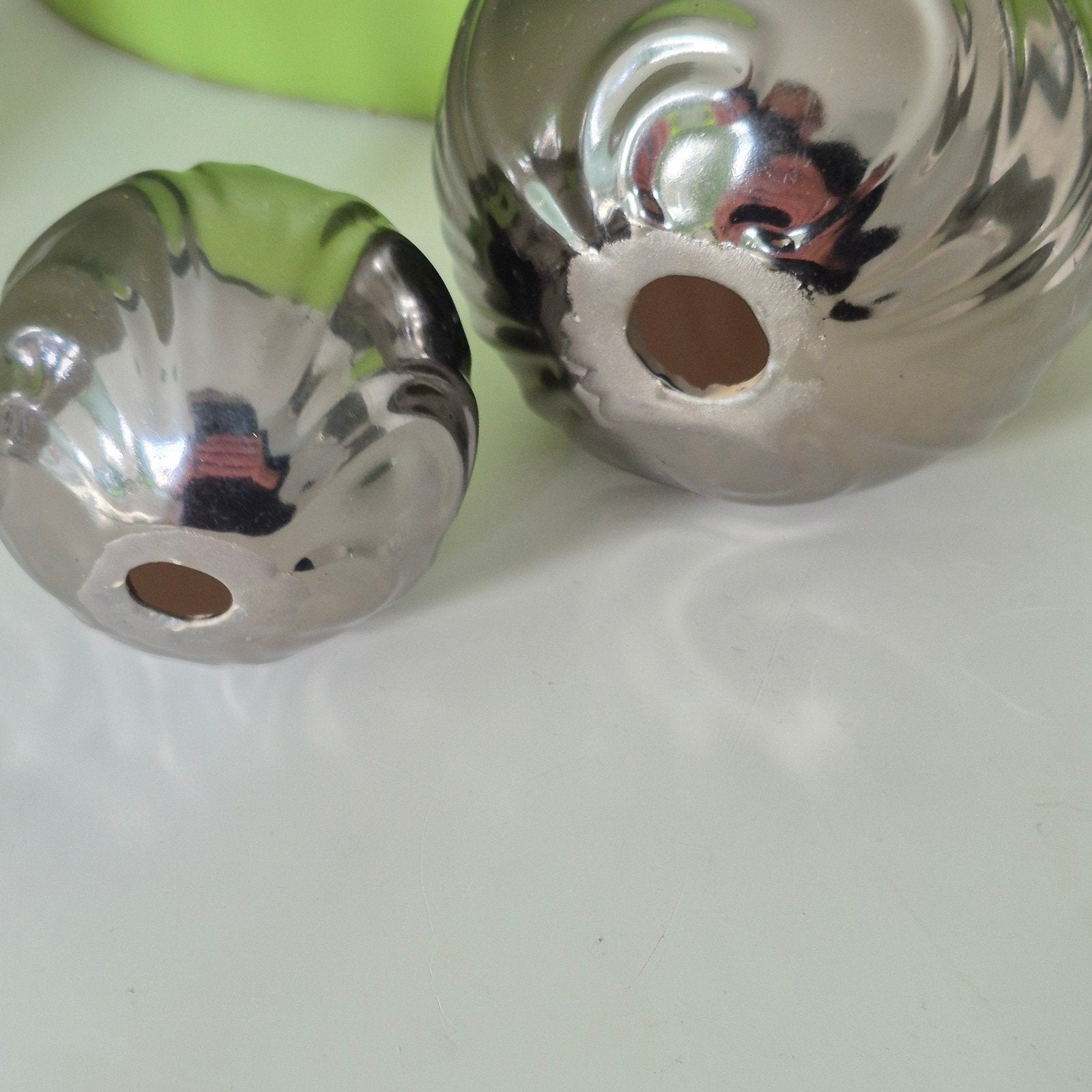 2 Decoratie Ballen - Zilverkleurig Keramiek, Huis en Inrichting, Woonaccessoires | Overige, Ophalen of Verzenden, Zo goed als nieuw