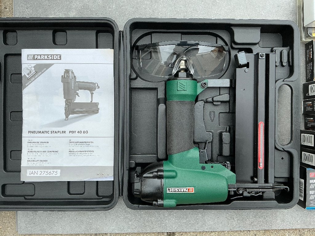 Lucht niet- spijkermachine met nieten en spijkers, Doe-het-zelf en Verbouw, Gereedschap | Handgereedschap, Ophalen of Verzenden