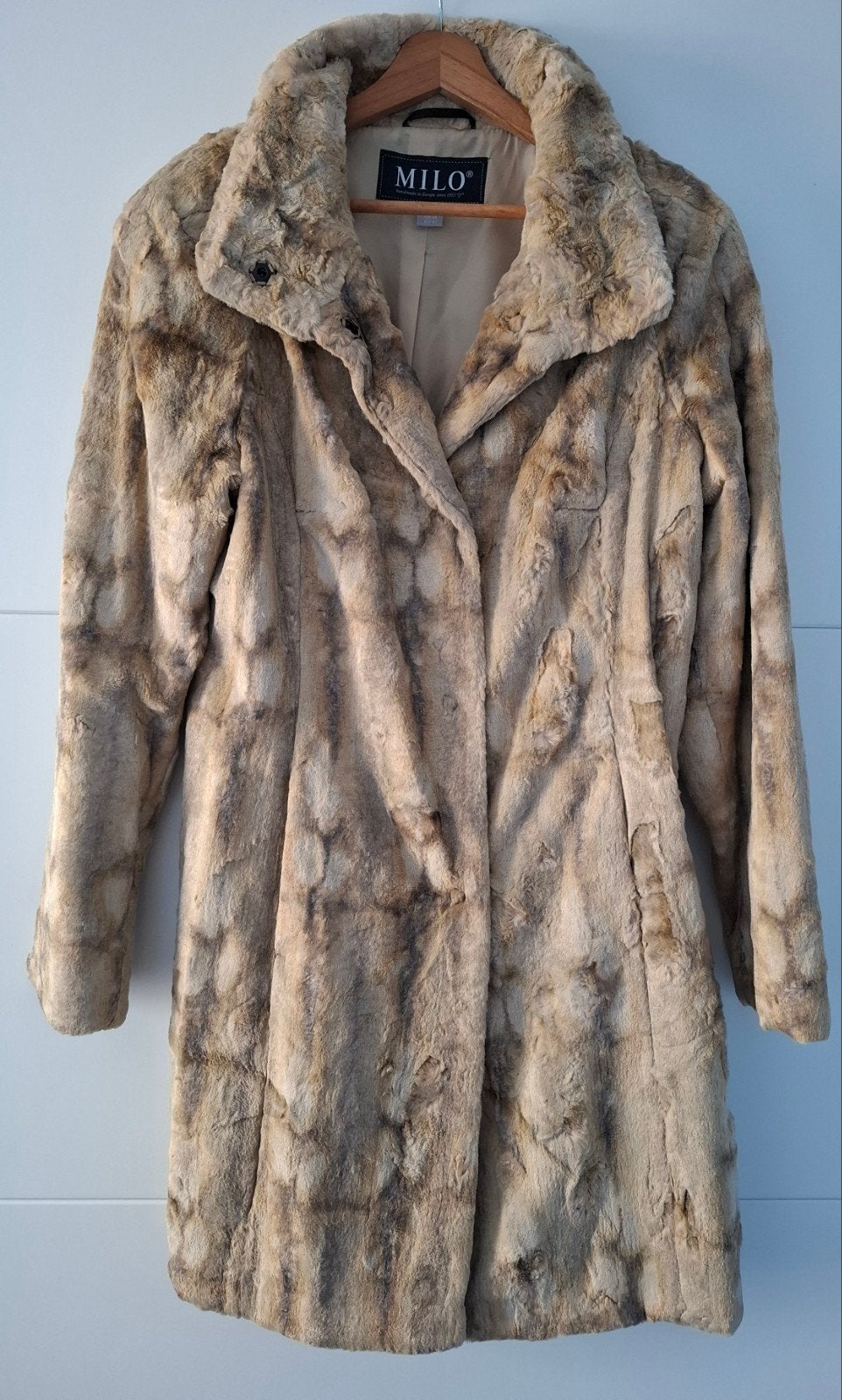 Nieuwe camelkleurige fauxfur winterjas van Milo maat 40, Maat 38/40 (M), Bruin, Nieuw, Ophalen of Verzenden