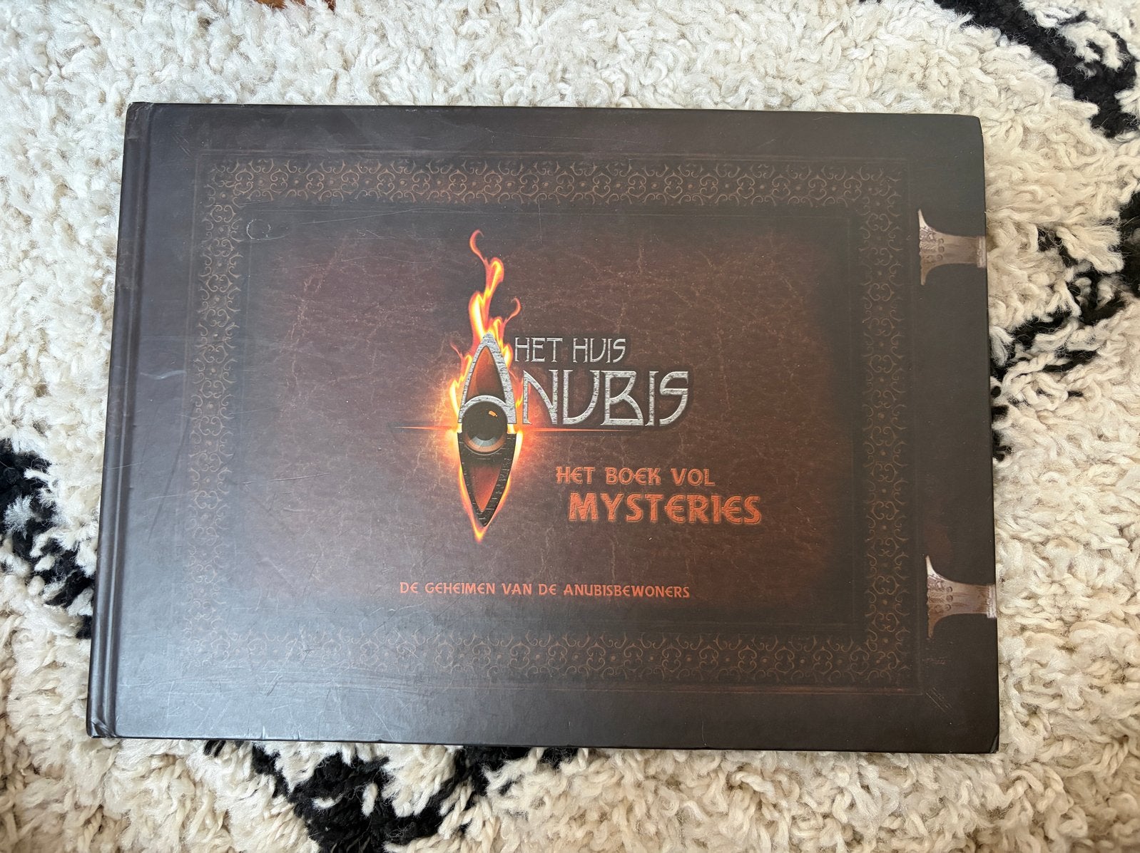 Het Huis Anubis - Het Boek Vol Mysteries, Ophalen of Verzenden, Zo goed als nieuw, Nederland