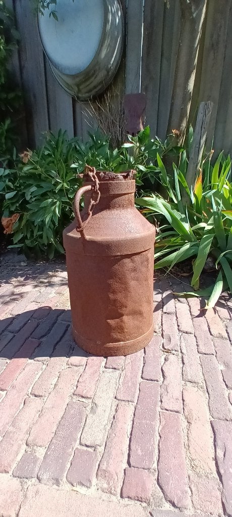 Roestige melkkan, Ophalen