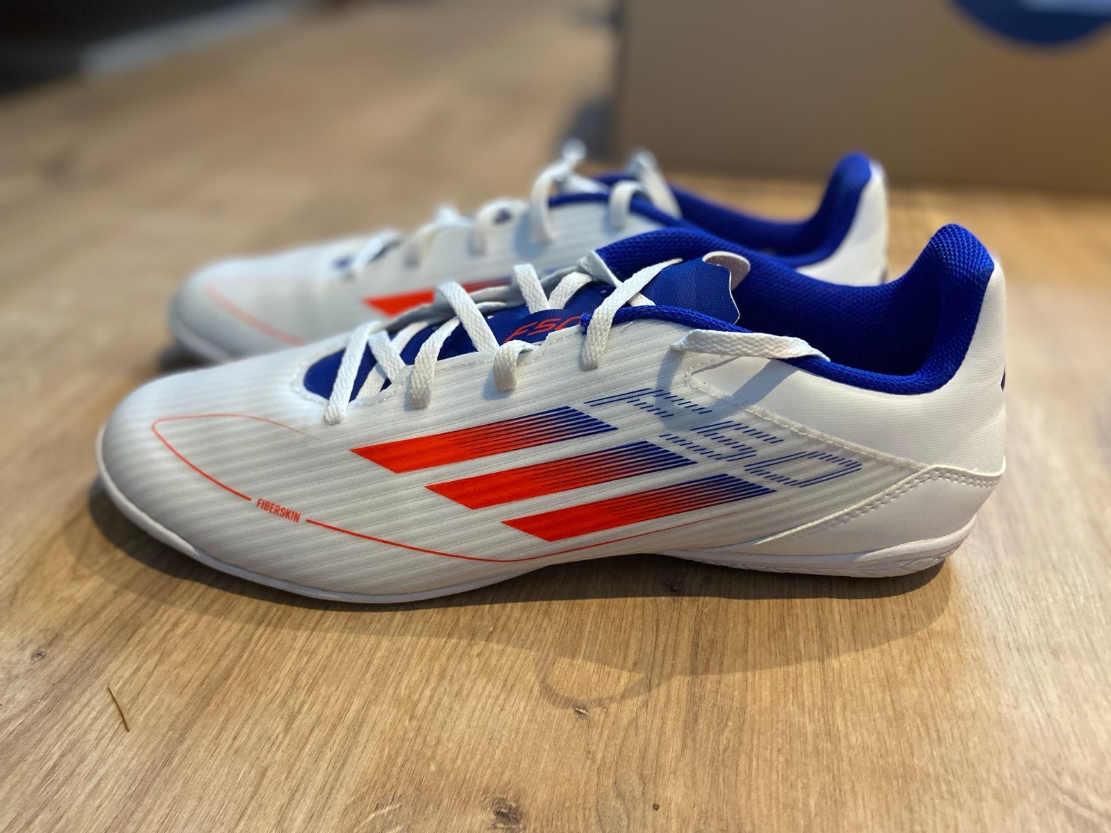 Adidas F50 Zaalvoetbalschoenen - Maat 44, Ophalen of Verzenden, Nieuw, Schoenen